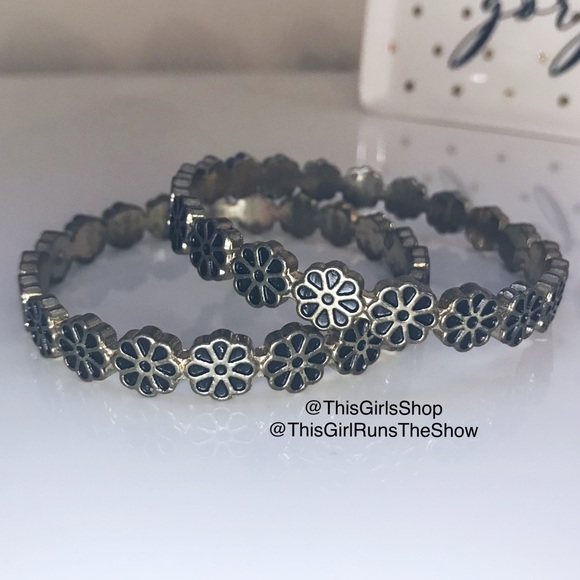 SALE🖤 Pretty Bangle Bracelets with Flower Design. - Picture 2 of 2